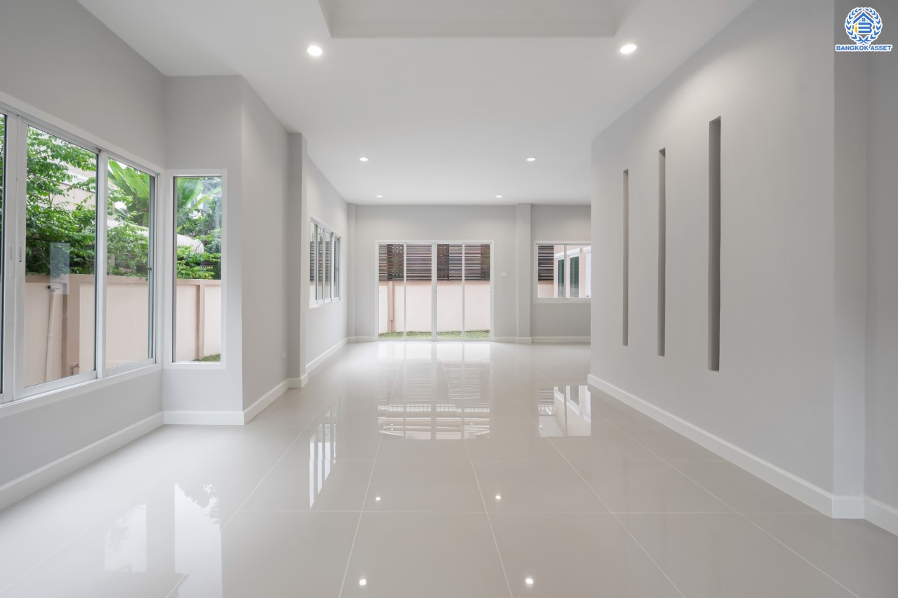 บ้านมือสองตกแต่งใหม่ ม.นนทรี5 พระราม5 เนื้อที่ 60 ตร.ว. ฟังก์ชัน 3 ห้องนอน 3 ห้องน้ำ 1 ห้องอเนกประสงค์ 1 ห้องแม่บ้านพร้อมห้องน้ำในตัว จอดรถได้ 2 คัน บนสุดยอดทำเล! ใกล้รถไฟฟ้า "สถานีแยกติวานนท์" และทางด่วน"ศรีรัช" ขับรถเพียง 5 นาที ก็ถึงวงเวียนพระราม5 ที่เชื่อมต่ออีกหลายหลายเส้นทางได้อย่างรวดเร็ว